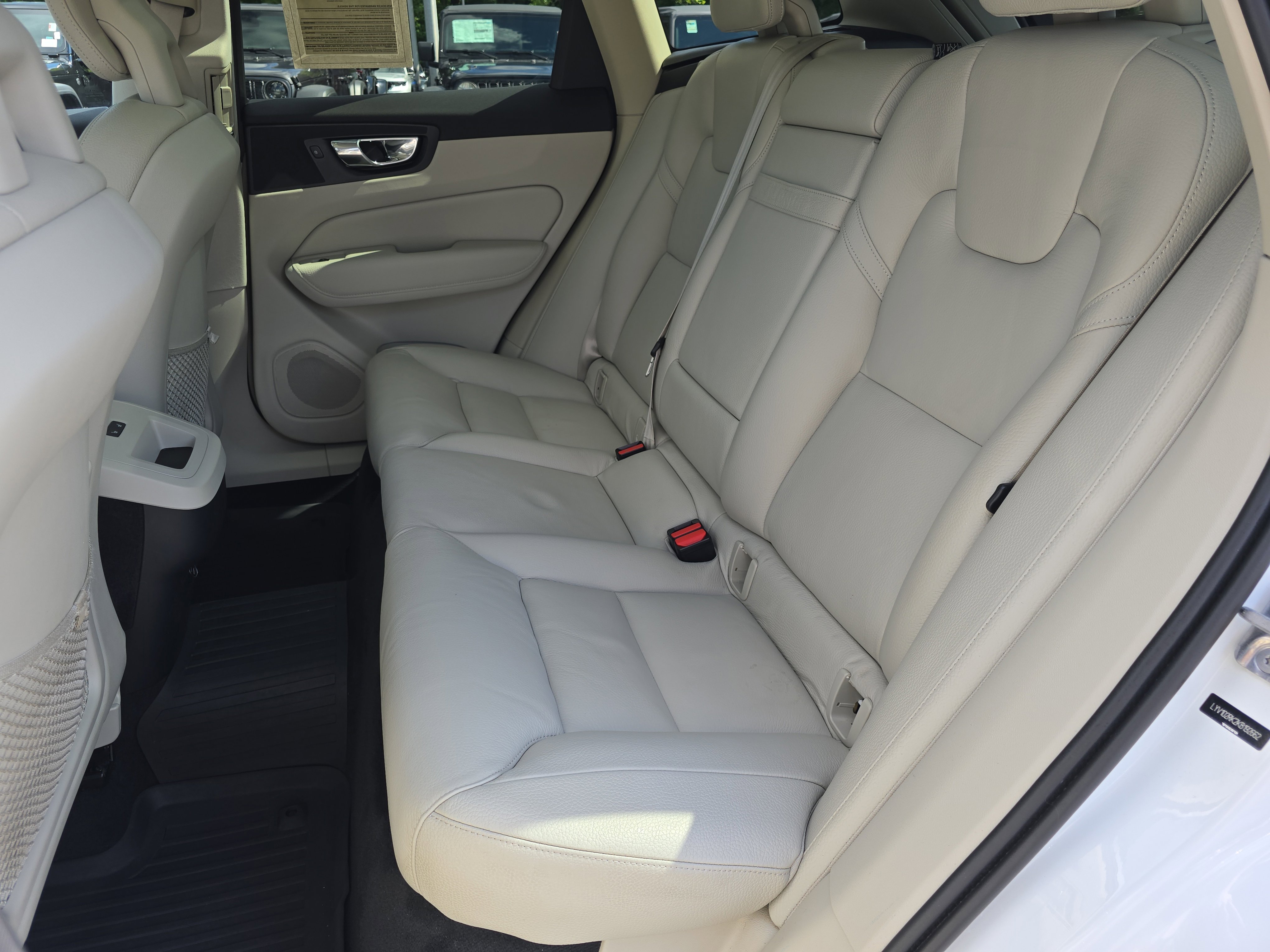 Used 2019 Volvo XC60 T5 Momentum w/ Multimedia Package AWD/4WD image 14