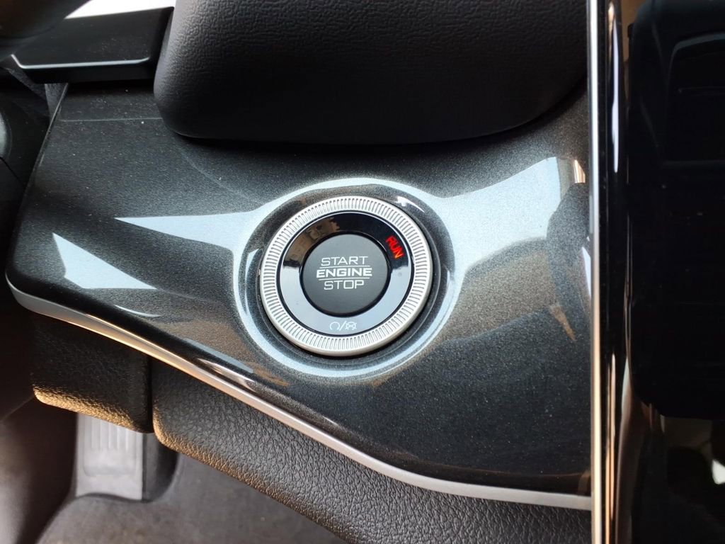 Used 2023 Jeep Grand Cherokee Laredo image 12