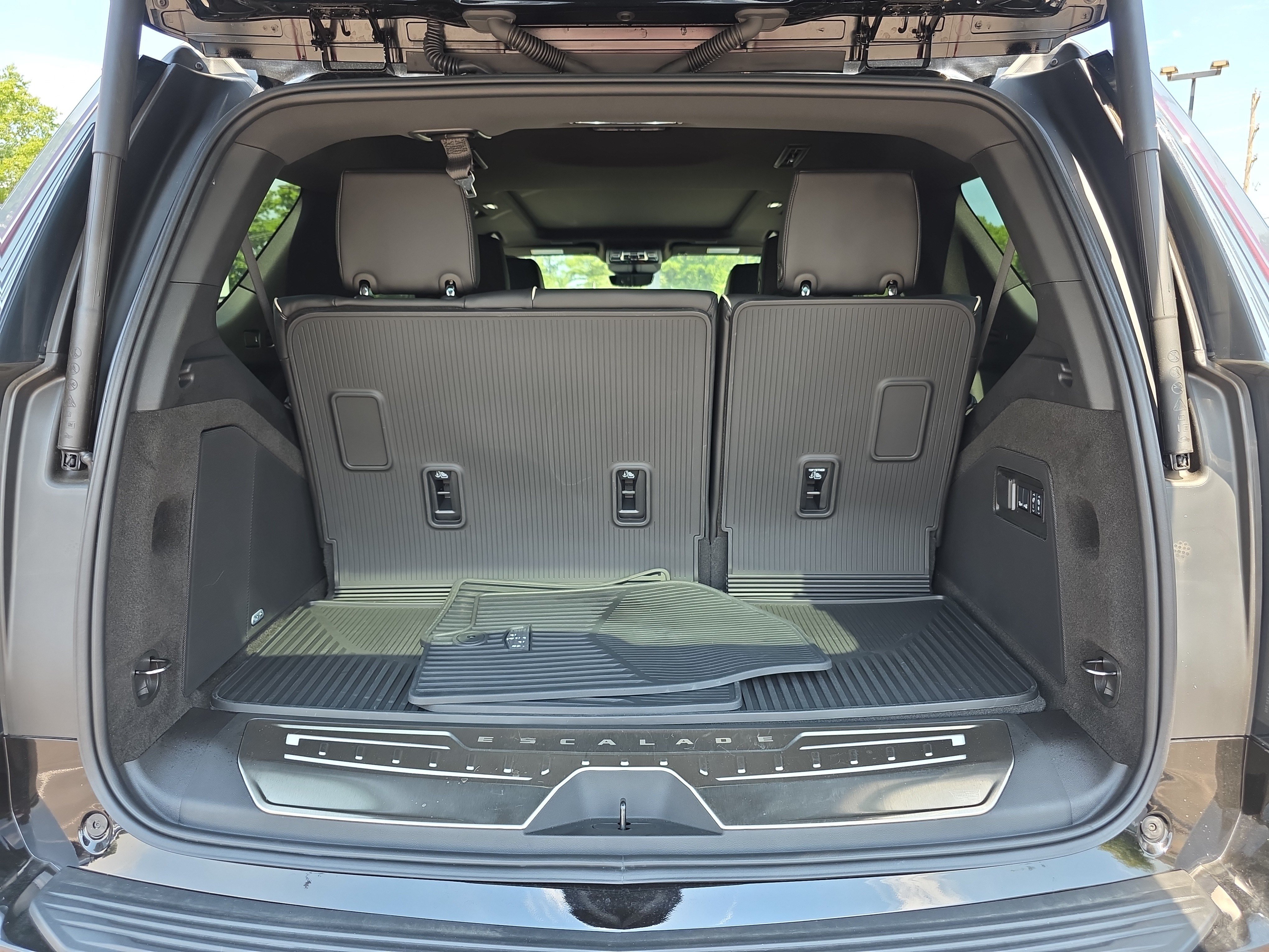 Used 2026 Cadillac Escalade Luxury w/ LPO, Floor Liner Package AWD/4WD image 14