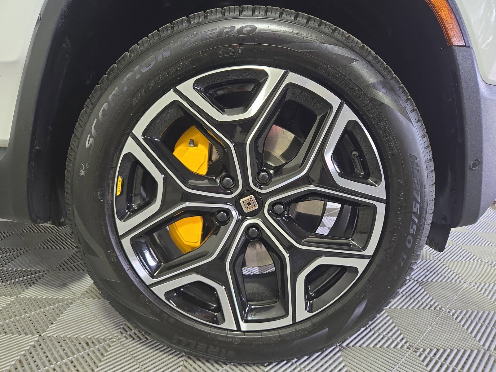 Used 2024 Rivian R1S Adventure AWD/4WD image 11