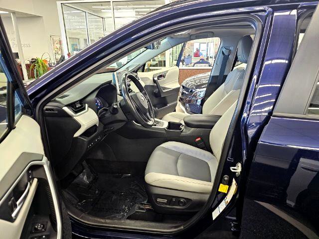 Used 2022 Toyota RAV4 XLE Premium image 11