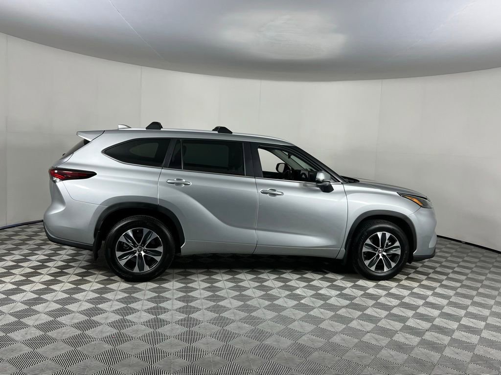 Used 2024 Toyota Highlander XLE image 3
