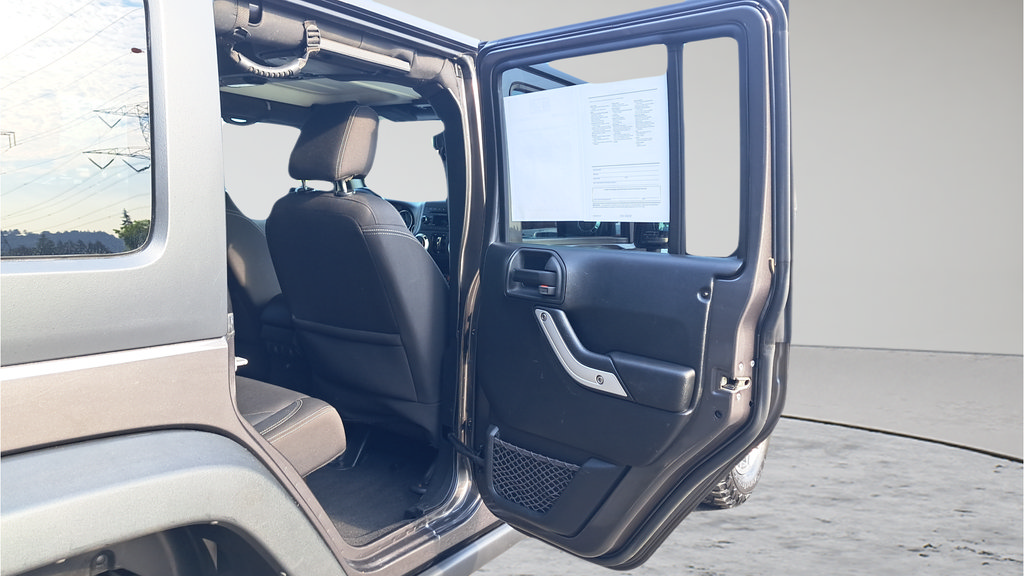 Used 2017 Jeep Wrangler Unlimited Rubicon w/ Connectivity Group AWD/4WD image 24