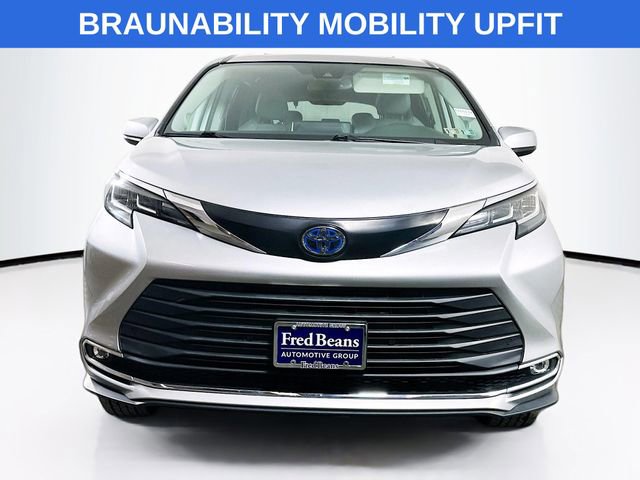 Used 2021 Toyota Sienna XLE w/ XLE Plus Package image 2