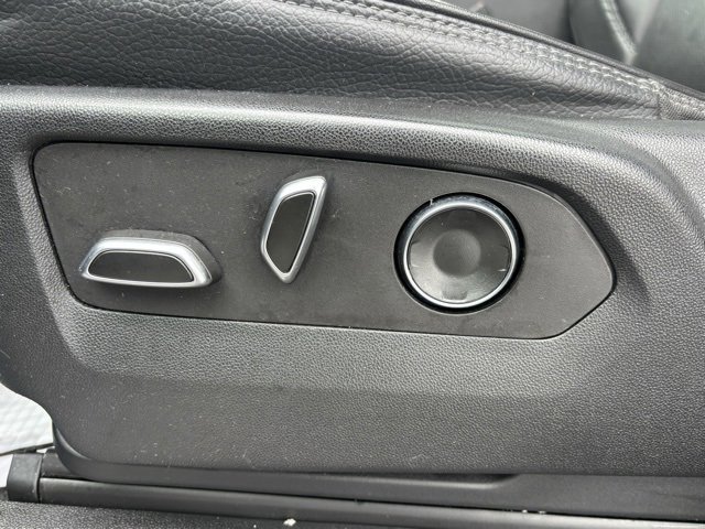 Used 2023 GMC Yukon XL Denali w/ Advanced Technology Package image 11