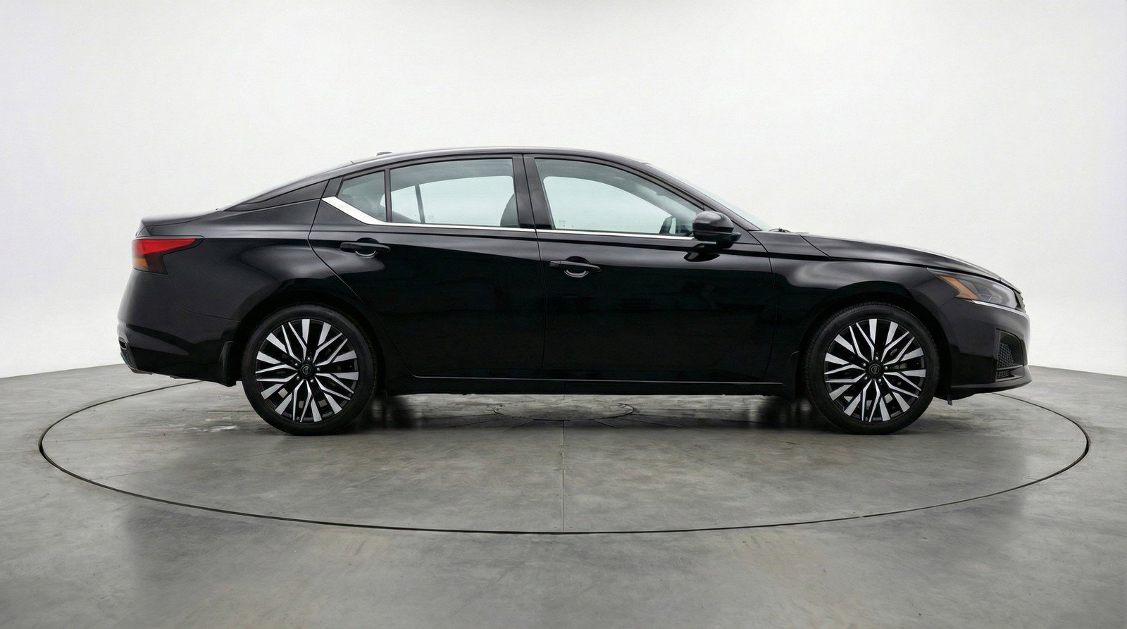 Used 2025 Nissan Altima 2.5 SV image 11