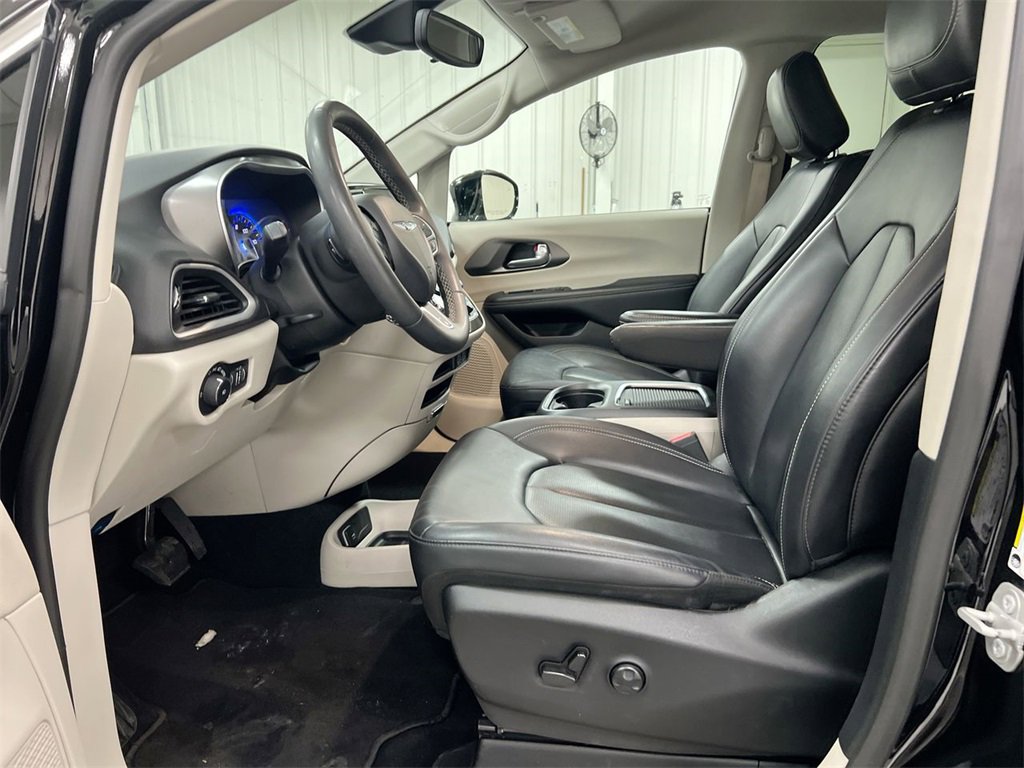 Used 2024 Chrysler Pacifica Touring-L image 18