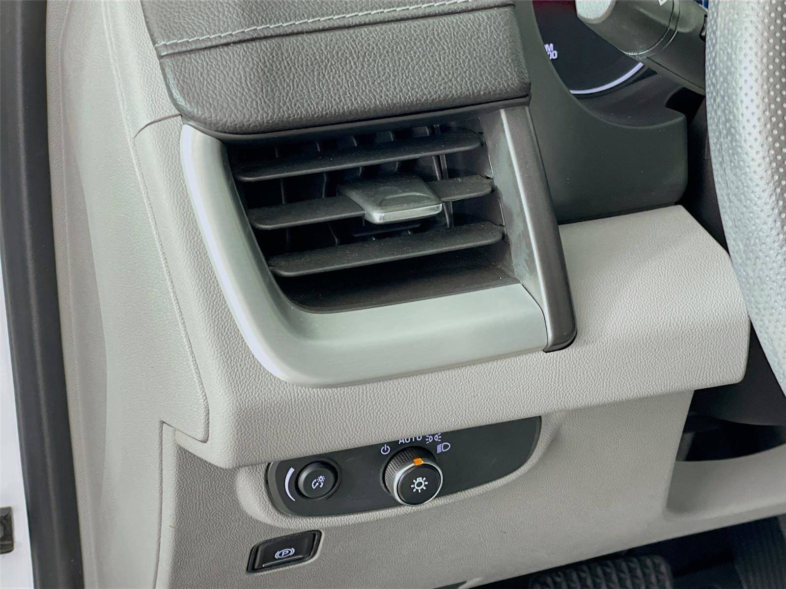 Used 2023 GMC Terrain SLE w/ Driver Convenience Package image 13