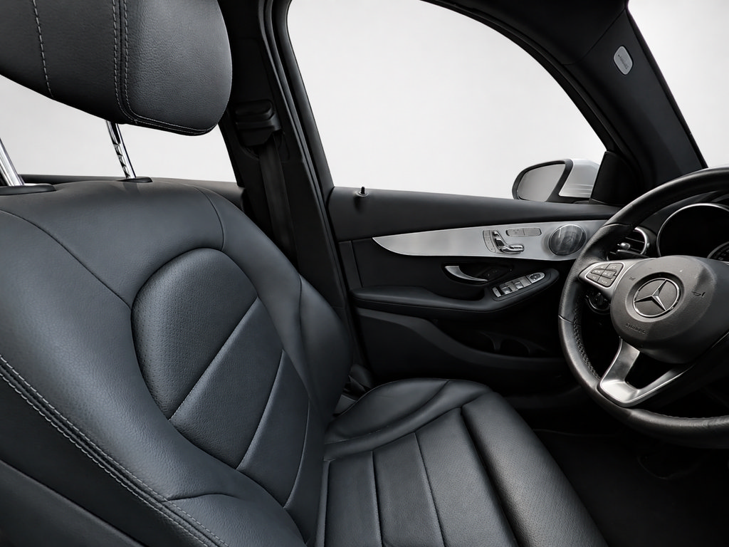 Used 2019 Mercedes-Benz GLC 300 4MATIC image 10