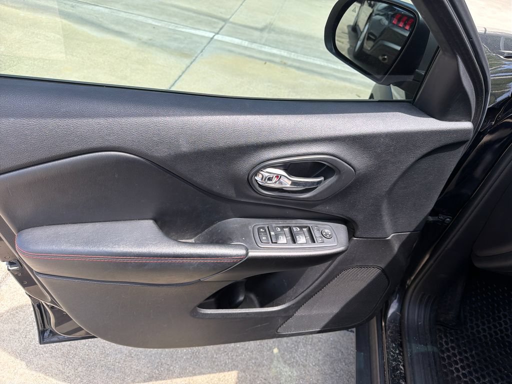 Used 2020 Jeep Cherokee Trailhawk AWD/4WD image 15