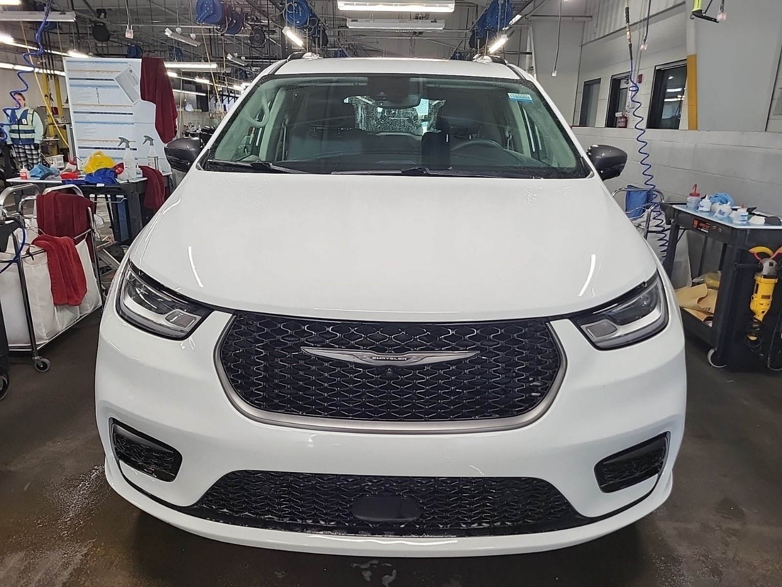Used 2024 Chrysler Pacifica Touring-L w/ Uconnect Theater Family Group FWD image 3