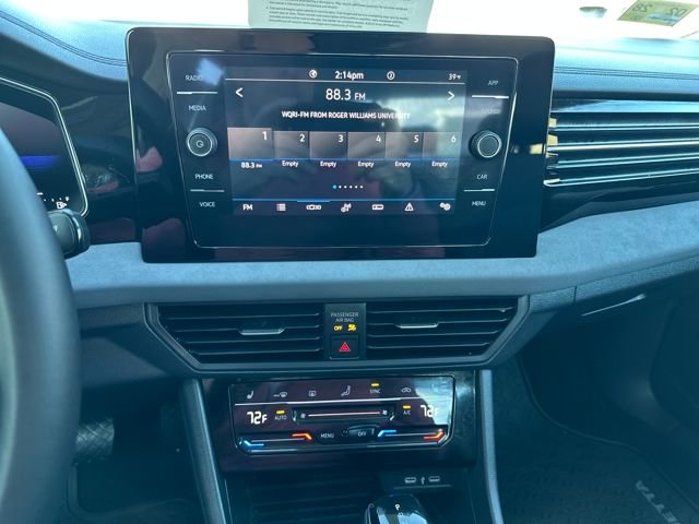 Certified 2025 Volkswagen Jetta SE w/ Sunroof Package image 24