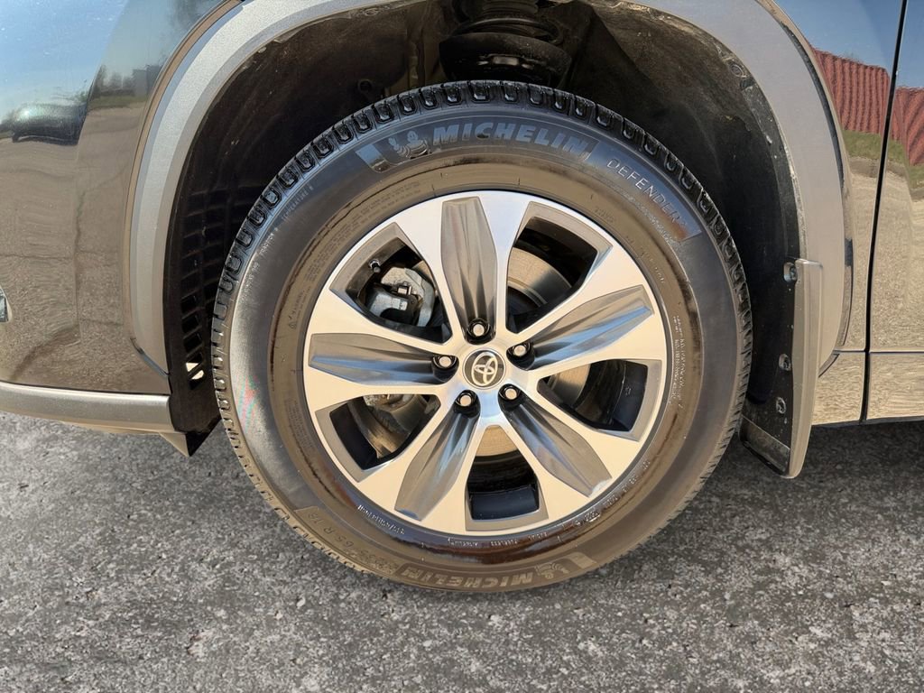 Used 2023 Toyota Highlander XLE image 8