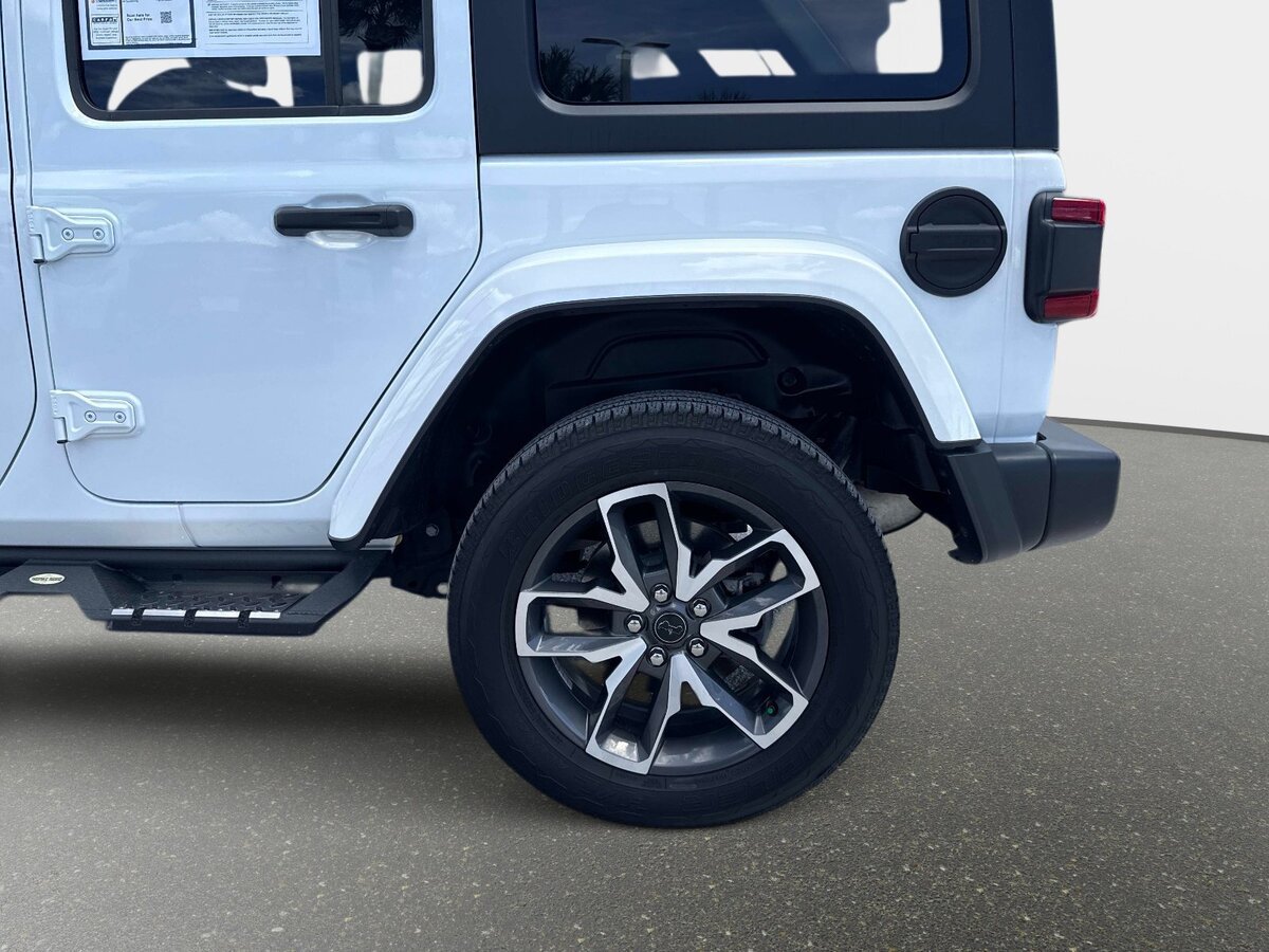 Used 2023 Jeep Wrangler Unlimited Sahara AWD/4WD image 11