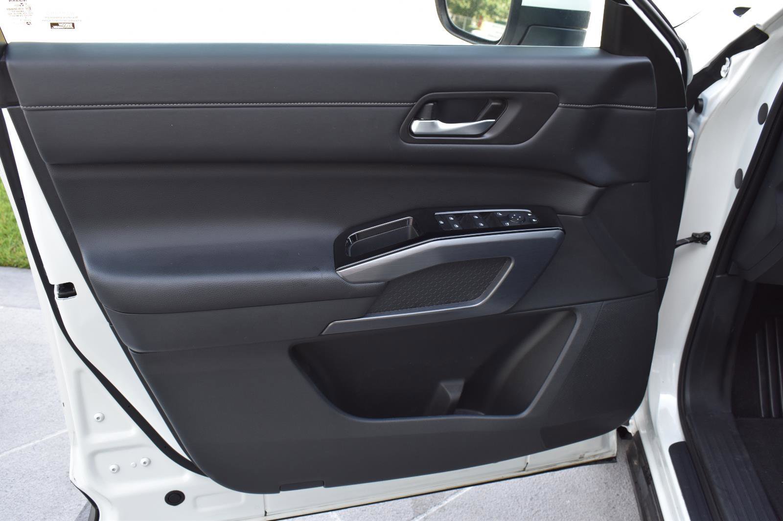 Used 2024 Nissan Pathfinder SL FWD image 24
