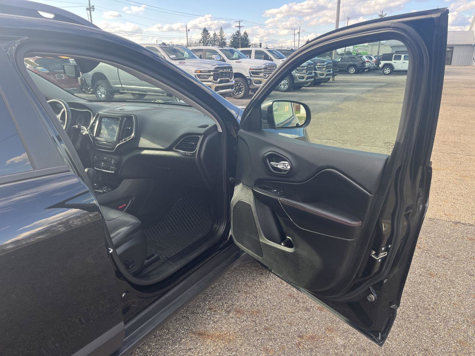 Used 2019 Jeep Cherokee Trailhawk image 38