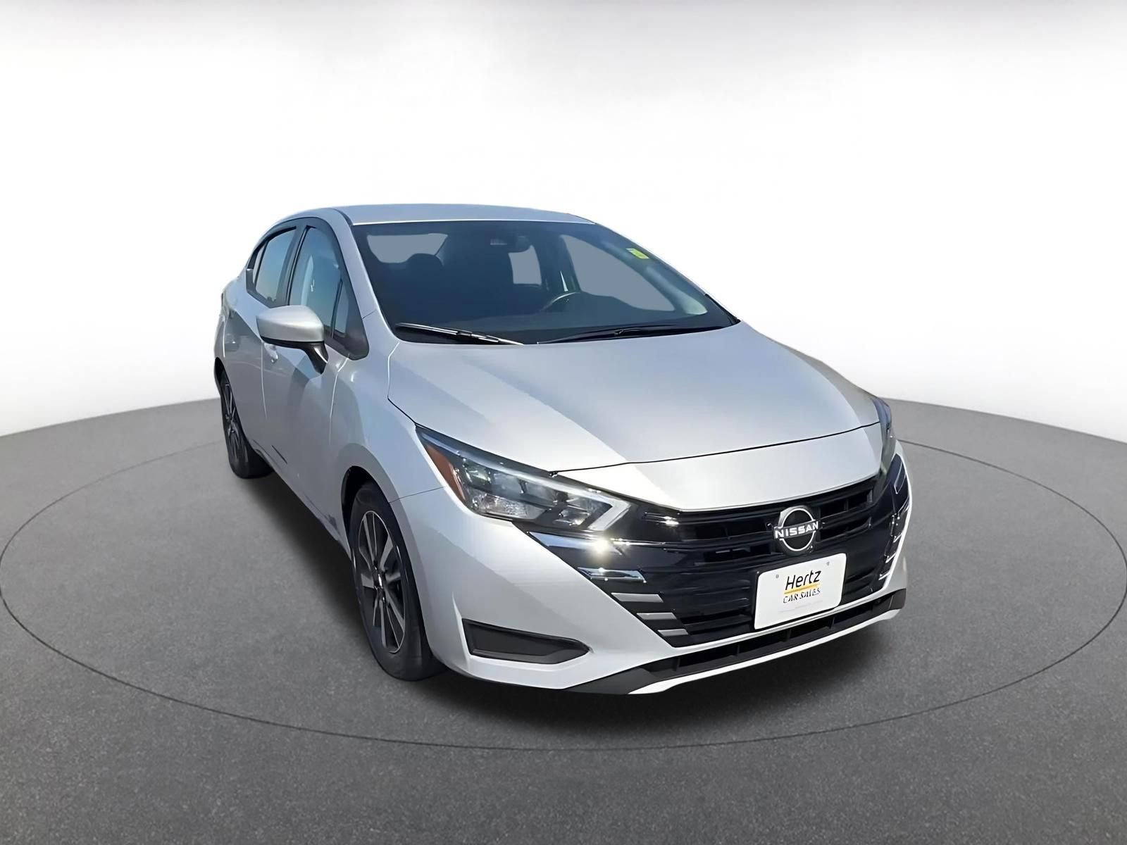 Used 2025 Nissan Versa SV image 3