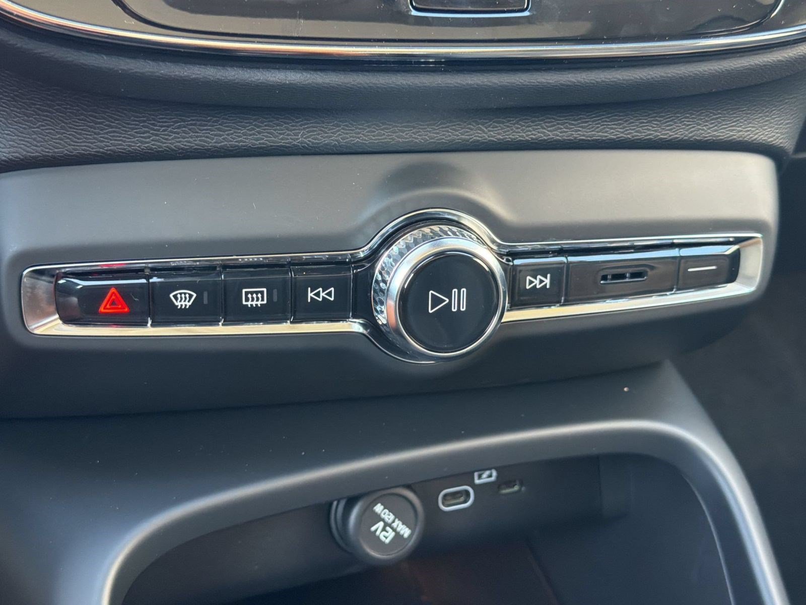 New 2026 Volvo XC40 B4 Core w/ Climate Package FWD image 19