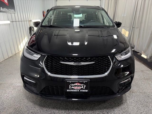 Used 2024 Chrysler Pacifica Touring-L image 2