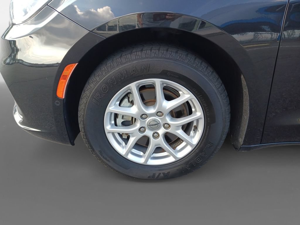 Used 2022 Chrysler Pacifica Touring-L w/ Uconnect Theater Family Group FWD image 15