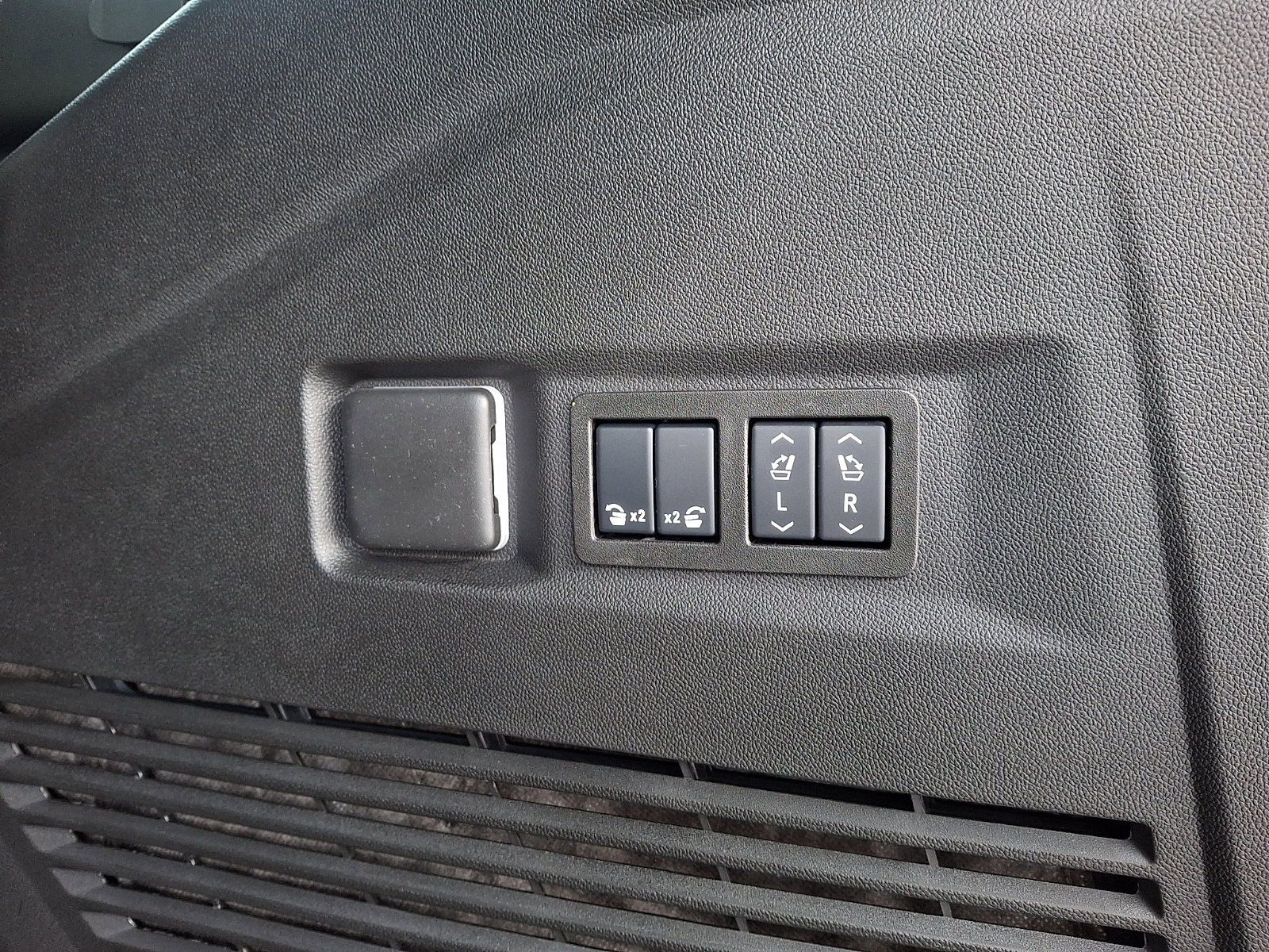 Certified 2026 GMC Yukon Denali w/ Denali Reserve Package image 32