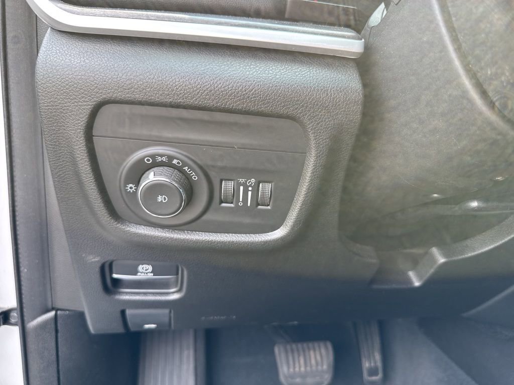 Used 2023 Jeep Grand Cherokee Limited image 34