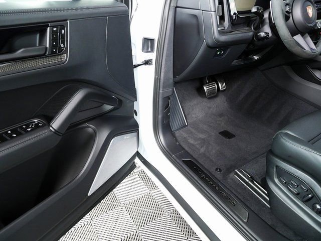 New 2026 Porsche Cayenne GTS image 8