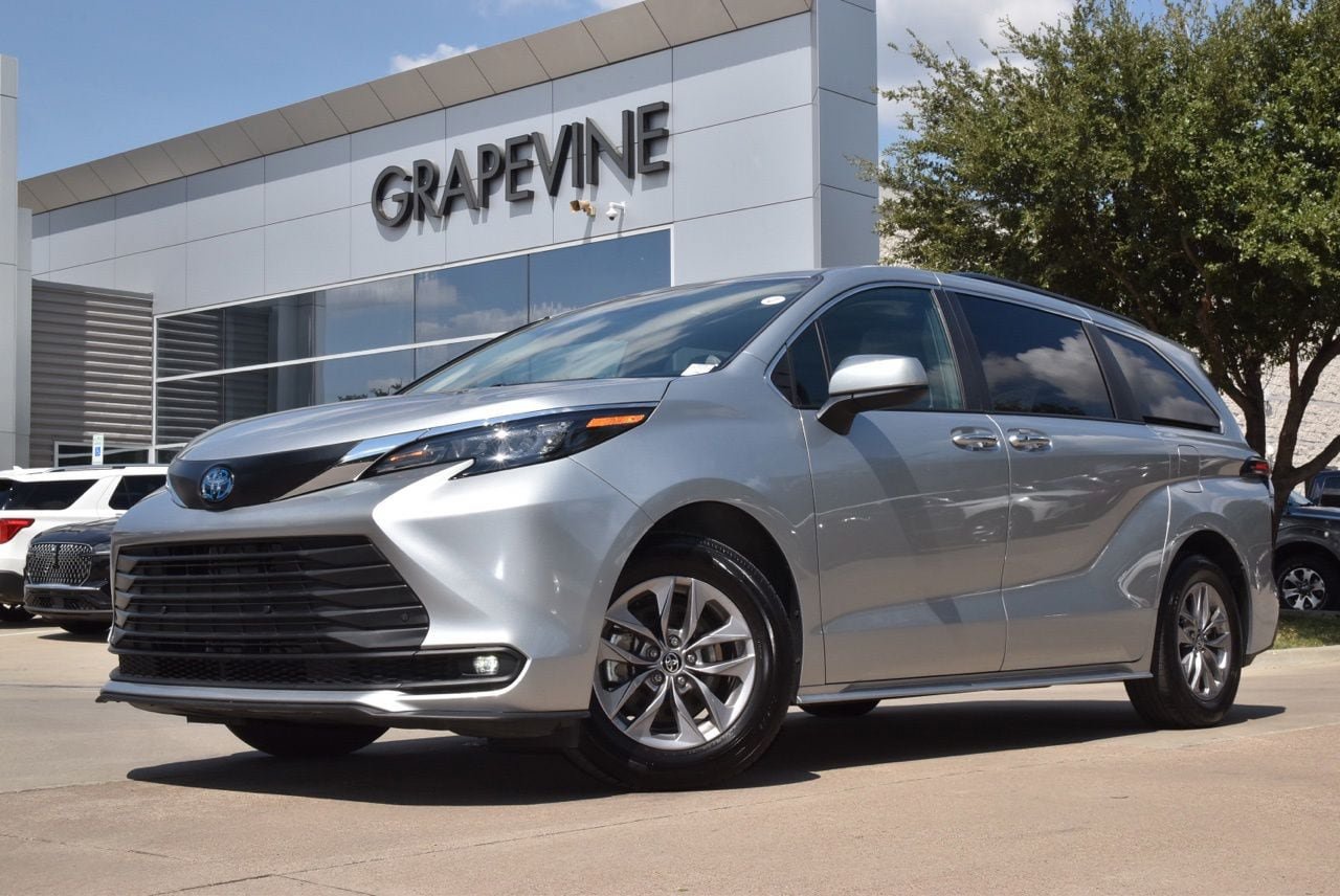 Used 2025 Toyota Sienna XLE FWD image 2