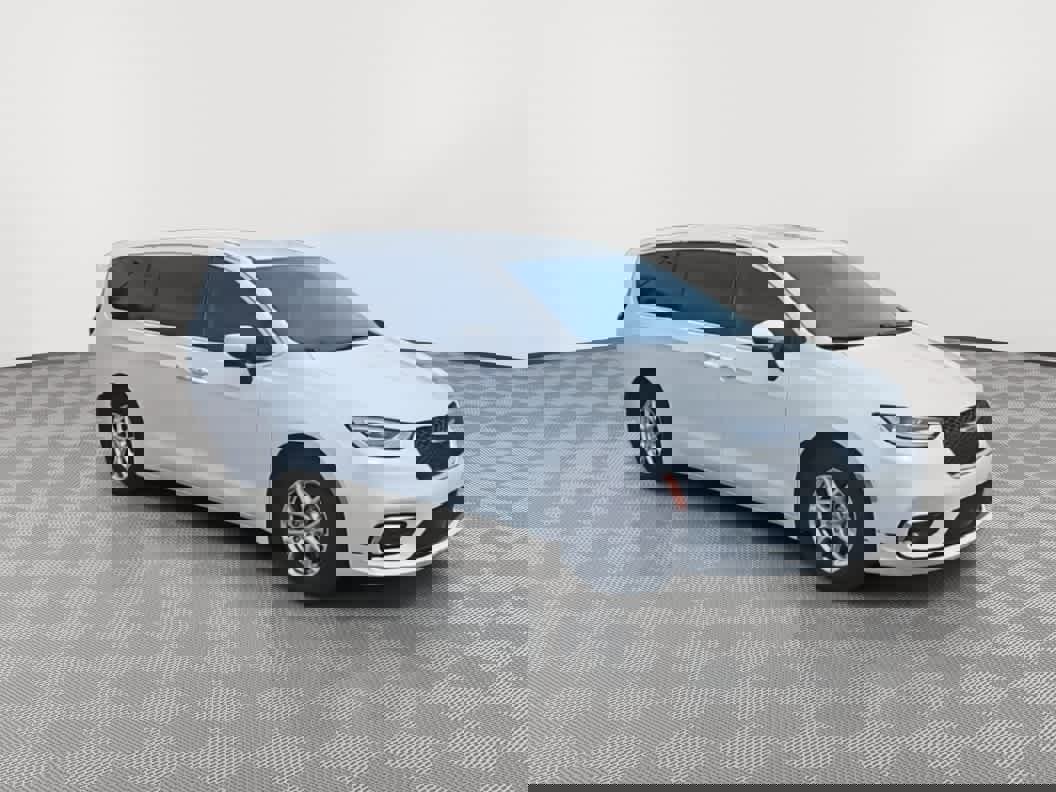 Used 2023 Chrysler Pacifica Touring-L image 2