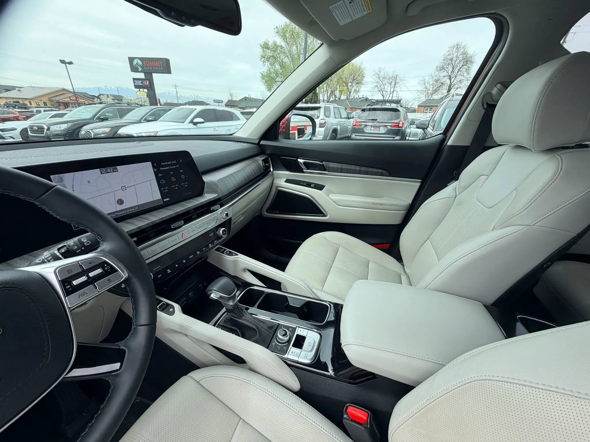 Used 2024 Kia Telluride EX w/ EX Captain's Chair Package image 12