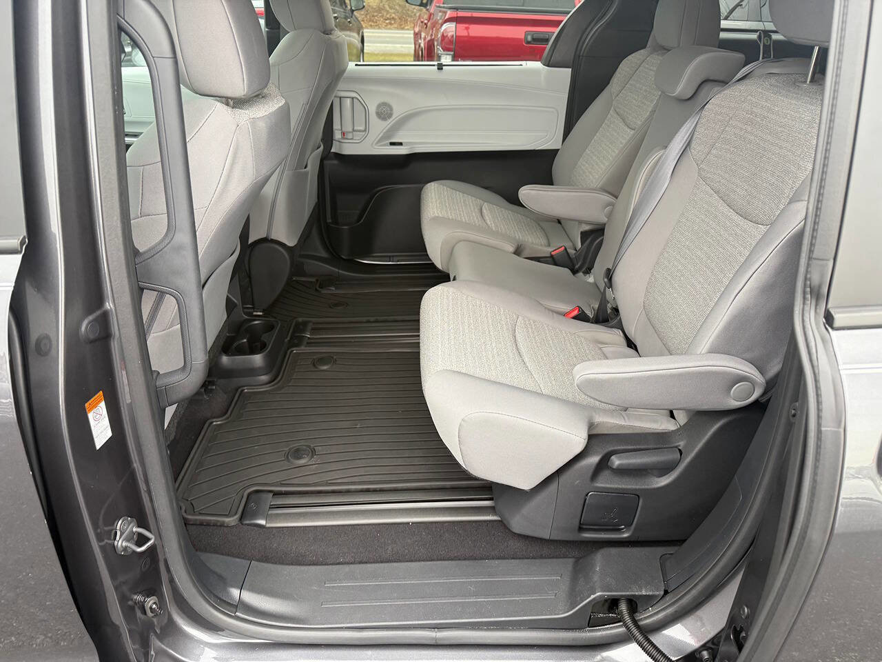 Used 2025 Toyota Sienna LE image 6
