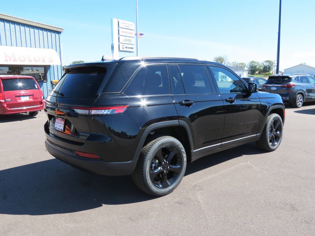 New 2024 Jeep Grand Cherokee Limited w/ Black Appearance Package image 5