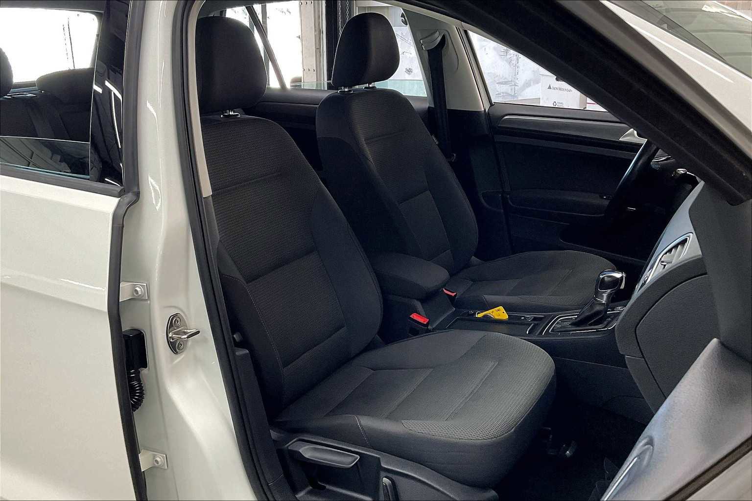 Used 2019 Volkswagen e-Golf SE w/ Driver Assistance Package image 12