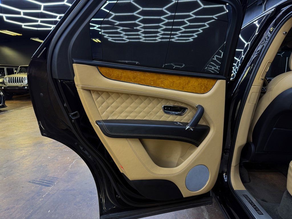 Used 2017 Bentley Bentayga image 17