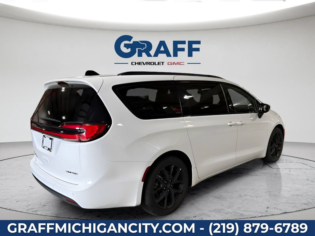 Used 2025 Chrysler Pacifica Limited FWD image 5