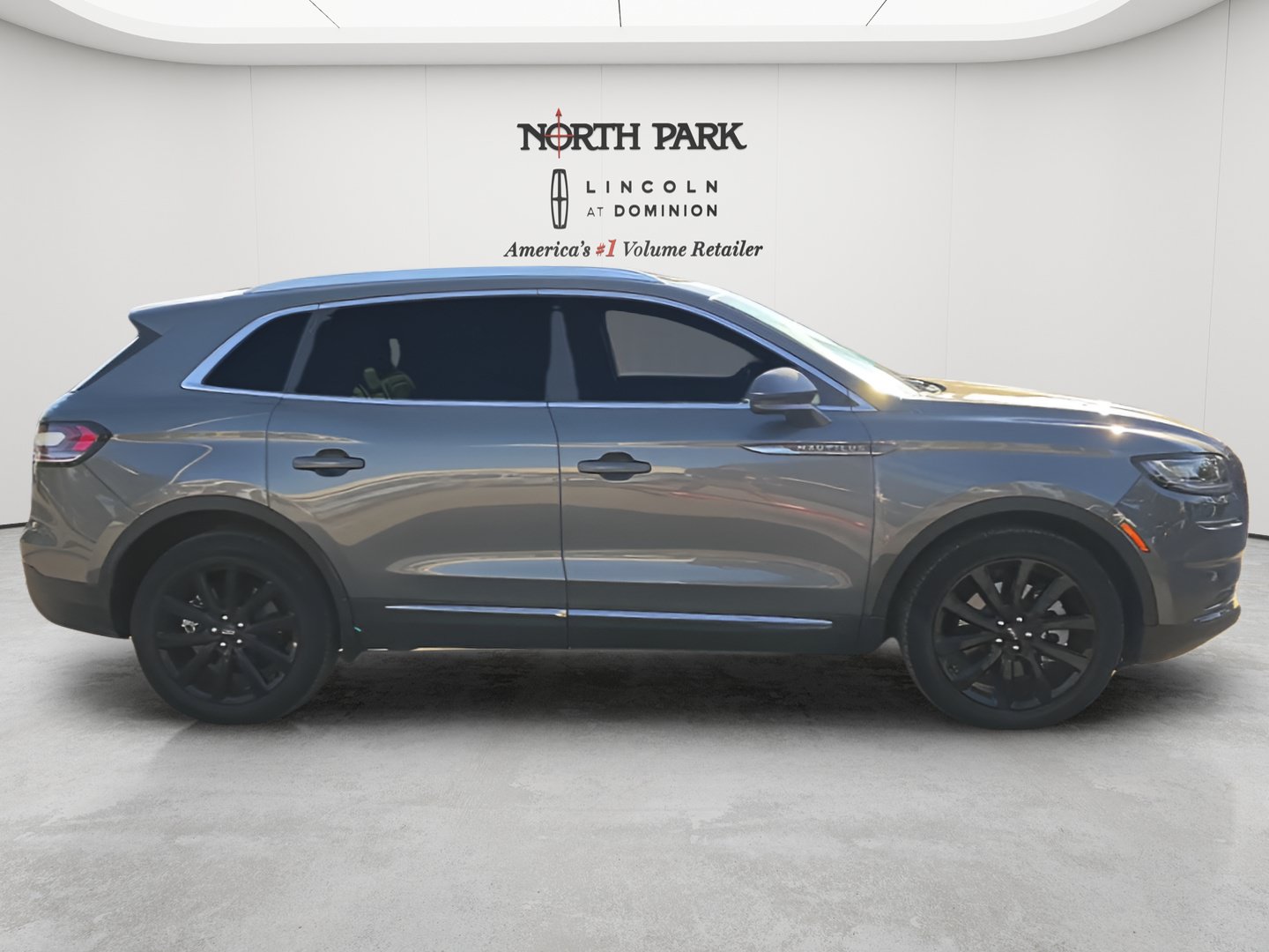 Used 2023 Lincoln Nautilus Reserve w/ Monochromatic Package AWD/4WD image 6