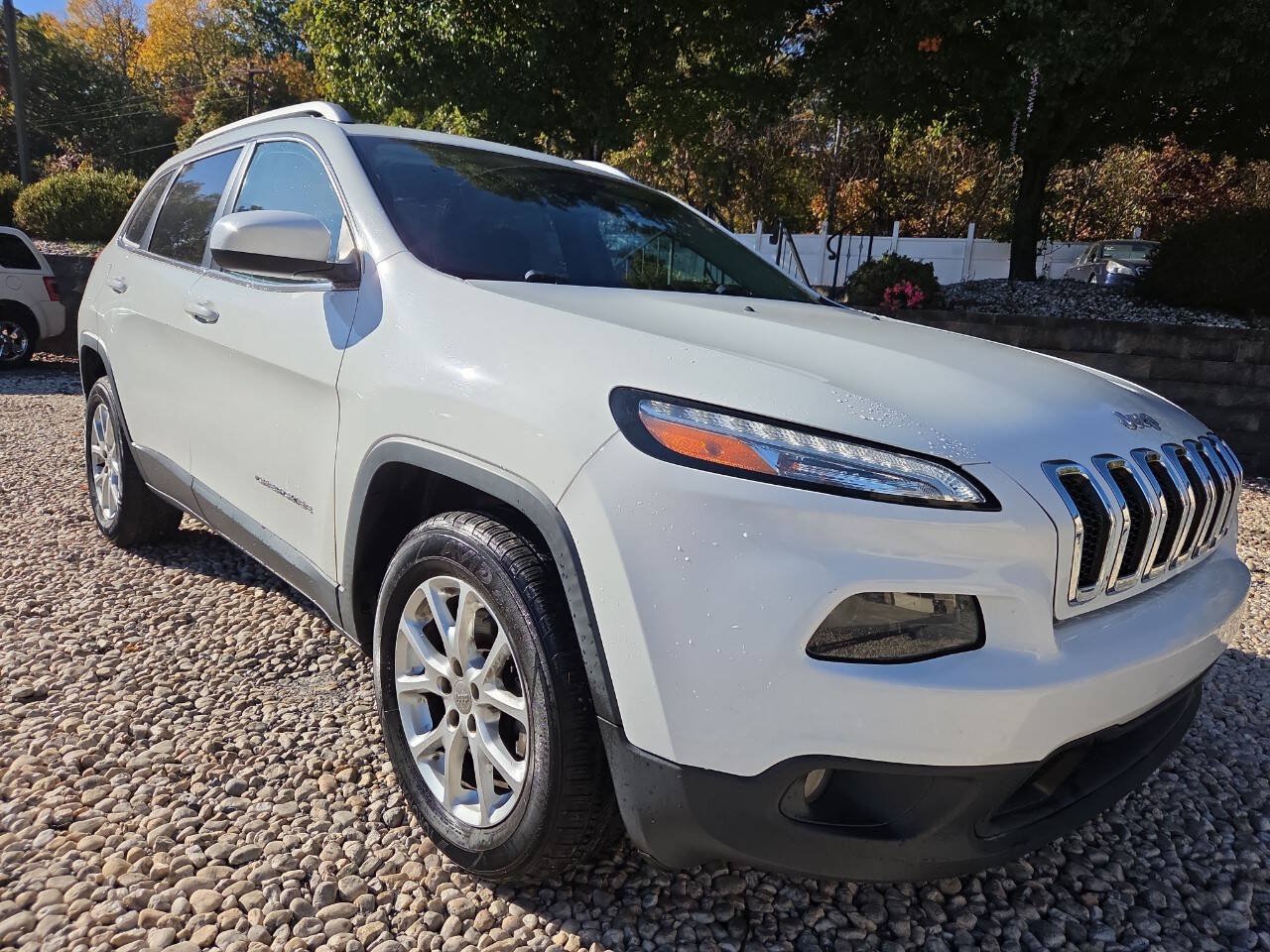 Used 2017 Jeep Cherokee Latitude w/ Comfort & Sound Group AWD/4WD image 8