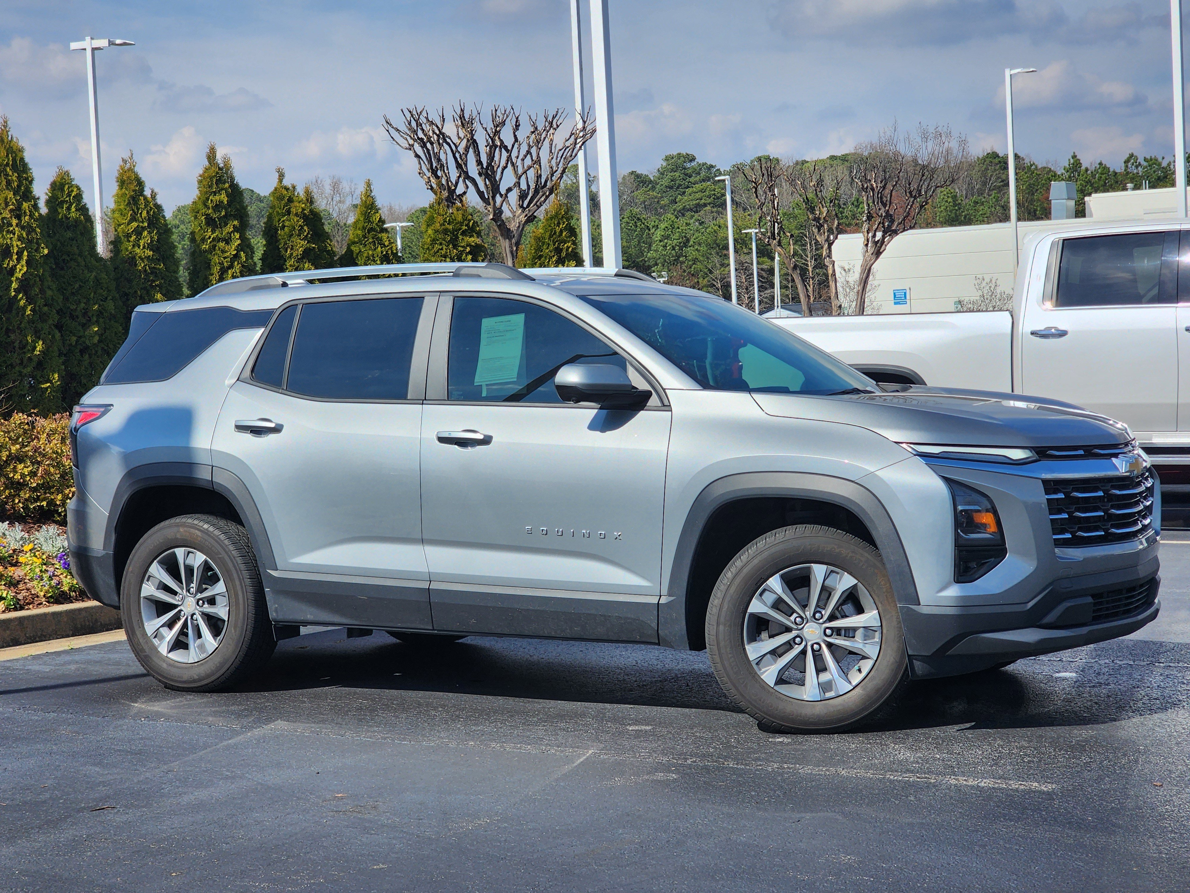 Used 2025 Chevrolet Equinox LT w/ Convenience Package II image 3