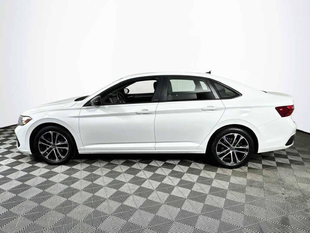 Used 2024 Volkswagen Jetta Sport FWD image 4