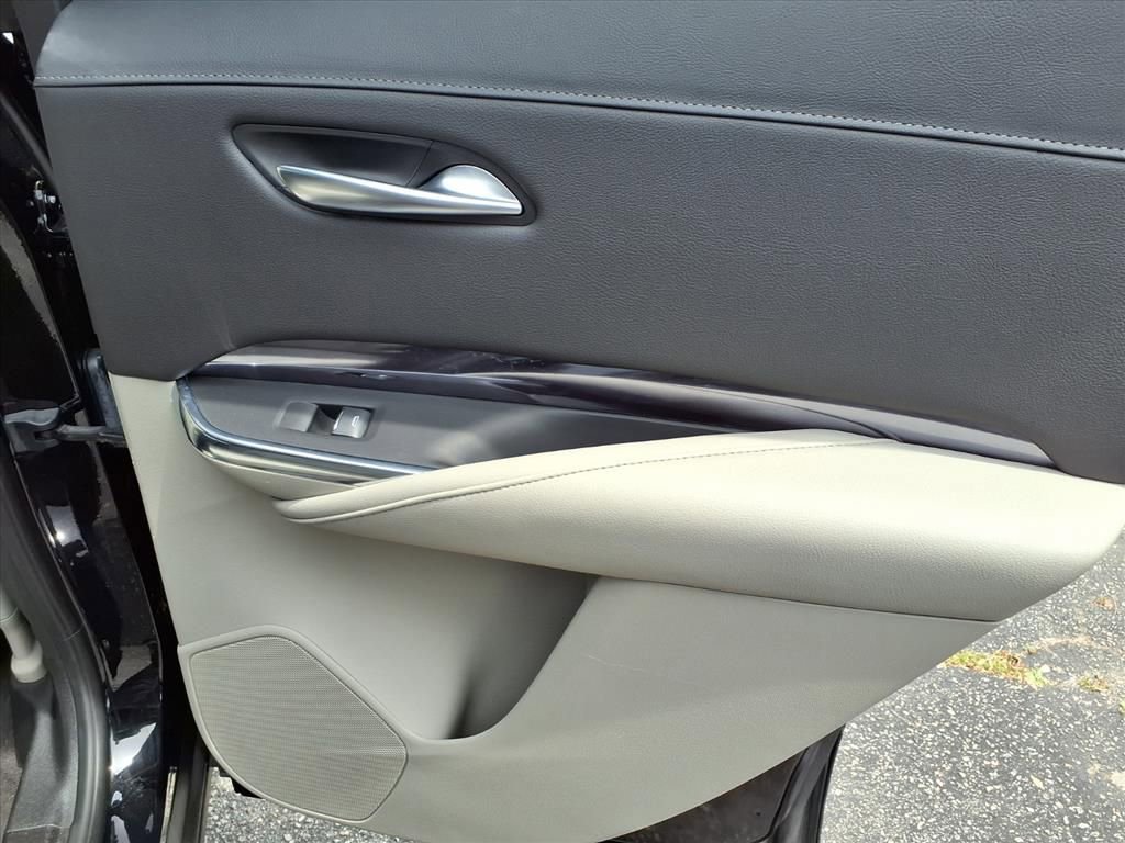 Used 2023 Cadillac XT4 Luxury w/ Cold Weather Package FWD image 7