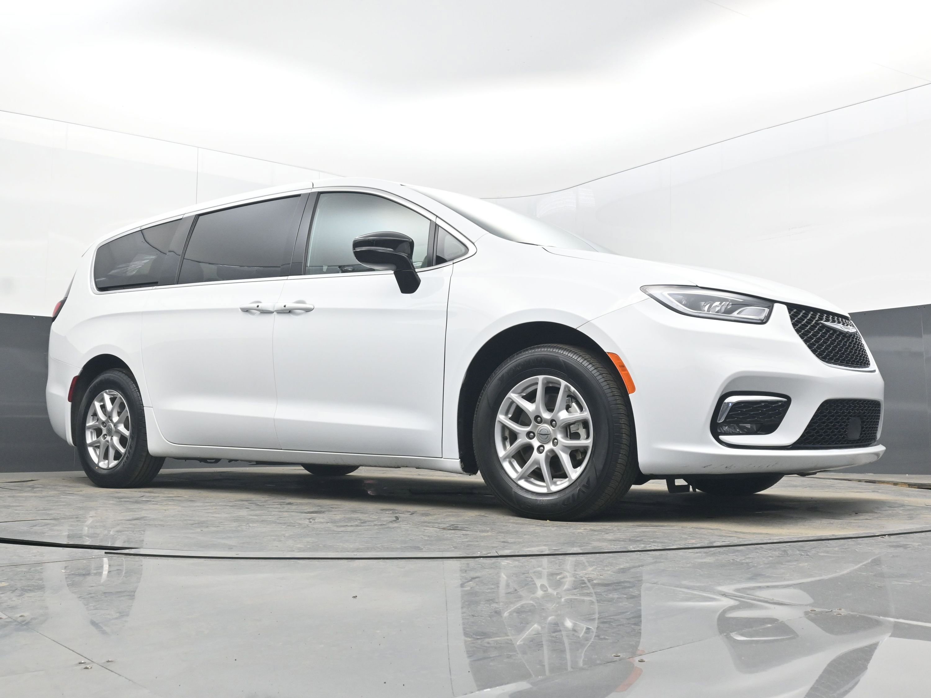 Used 2025 Chrysler Pacifica Select image 18