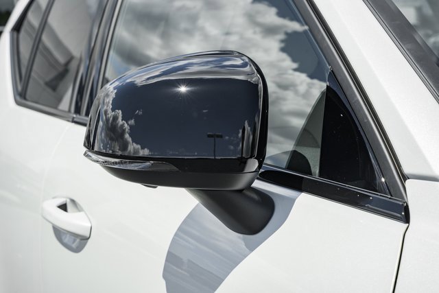 Certified 2025 Volvo XC40 B5 Plus w/ Protection Package Premier image 13