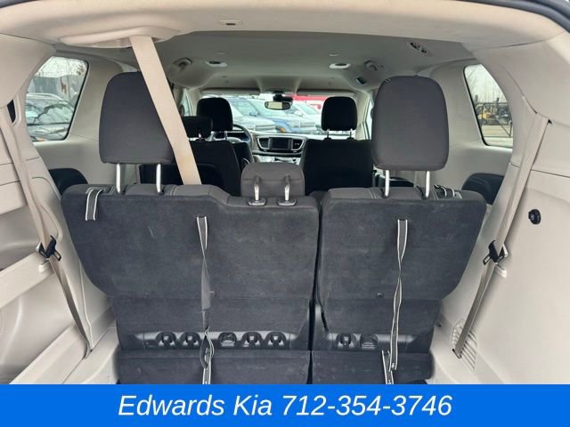 Used 2023 Chrysler Voyager LX image 15