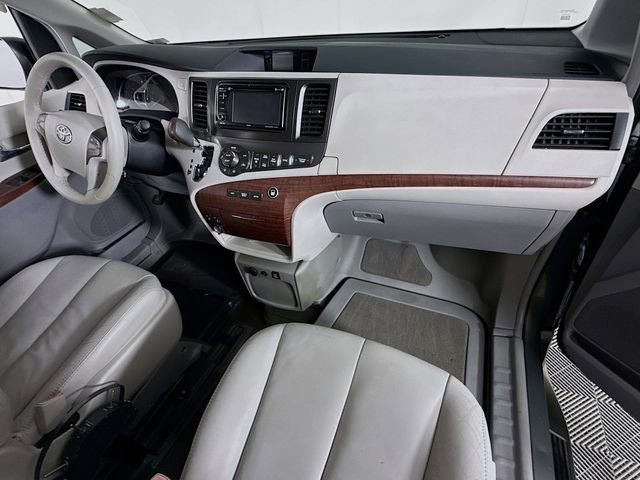 Used 2013 Toyota Sienna XLE FWD image 26