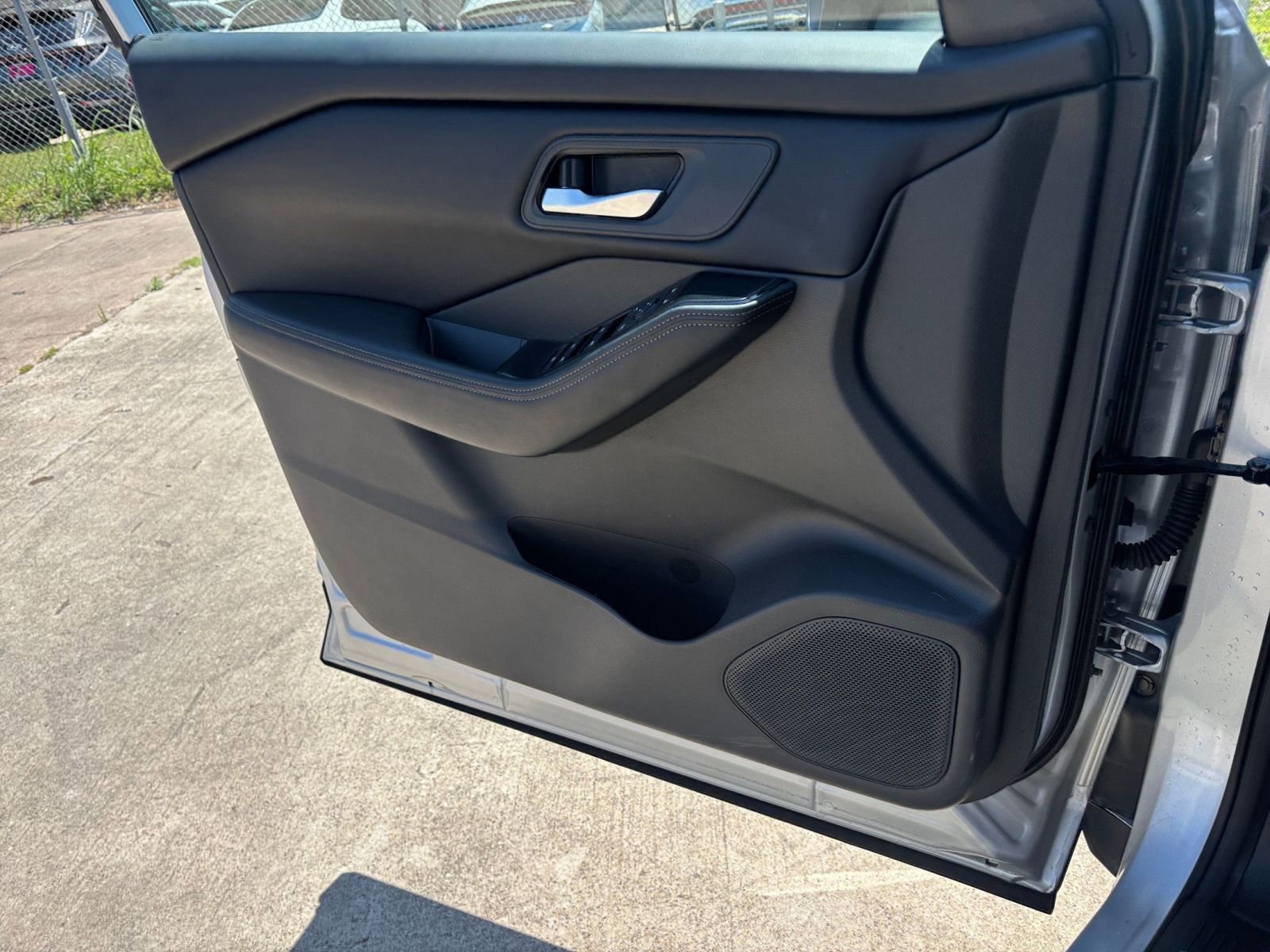 Used 2025 Nissan Rogue SV FWD image 18