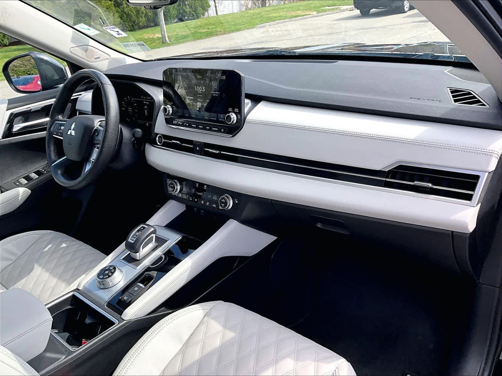 Used 2023 Mitsubishi Outlander SEL image 14