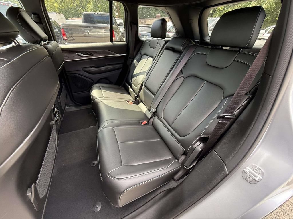 Used 2025 Jeep Grand Cherokee Limited AWD/4WD image 13