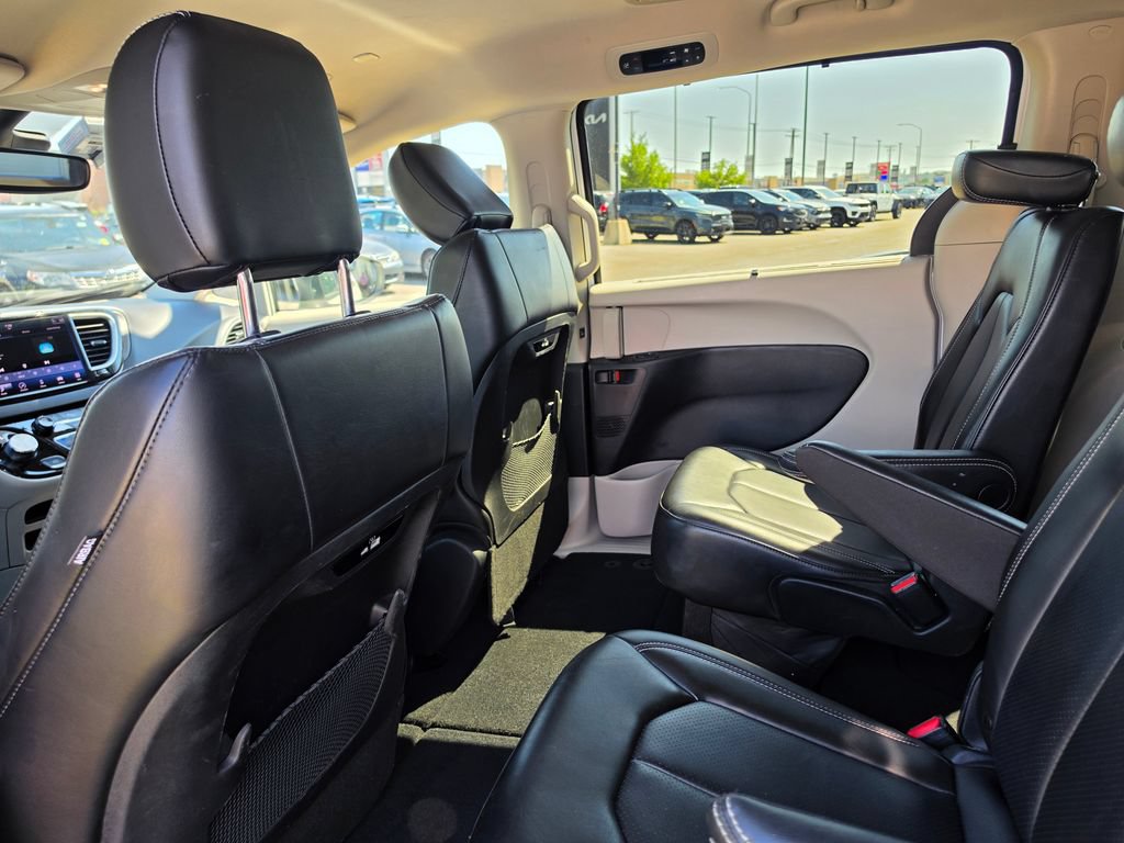 Used 2023 Chrysler Pacifica Touring-L FWD image 13
