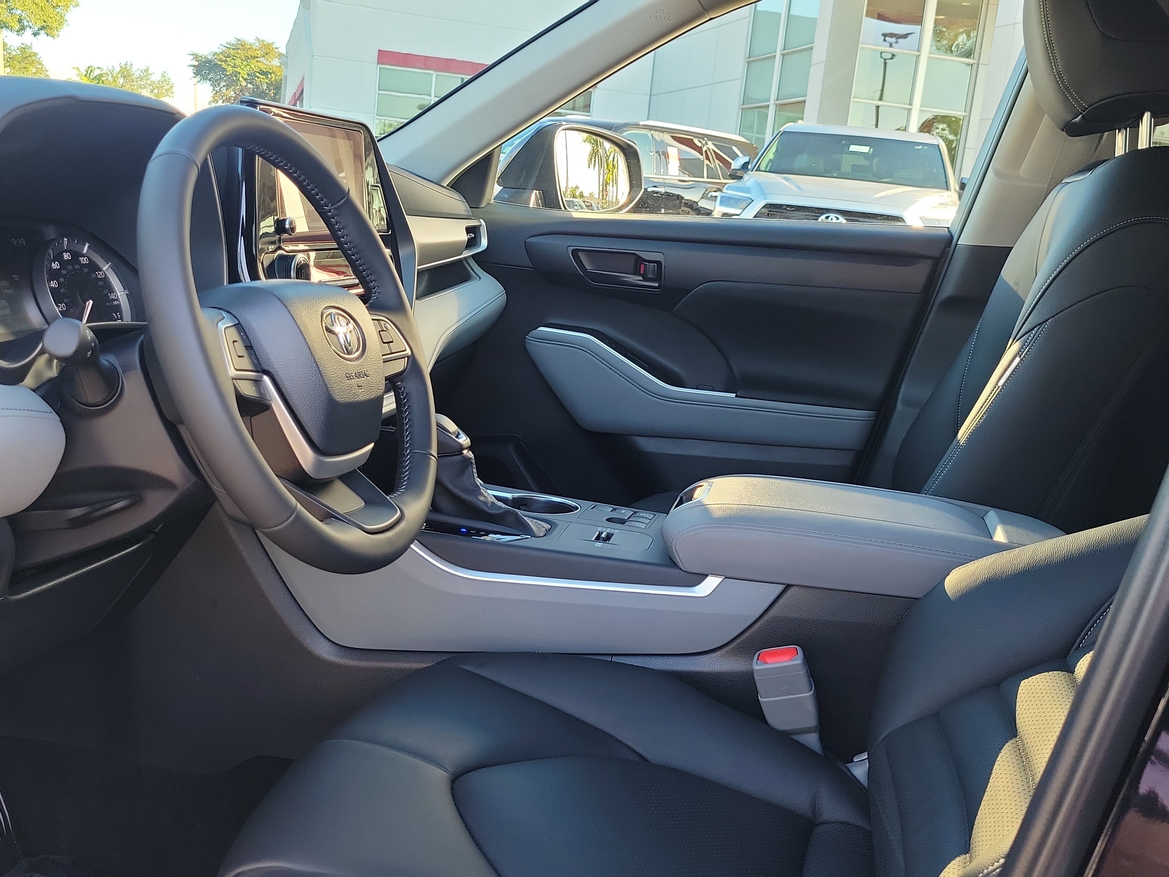 Used 2025 Toyota Highlander LE image 11