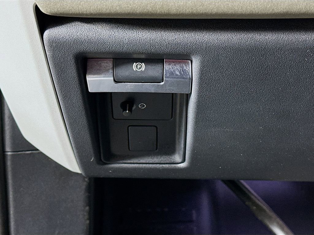 Used 2022 Land Rover Defender 110 X-Dynamic SE image 14